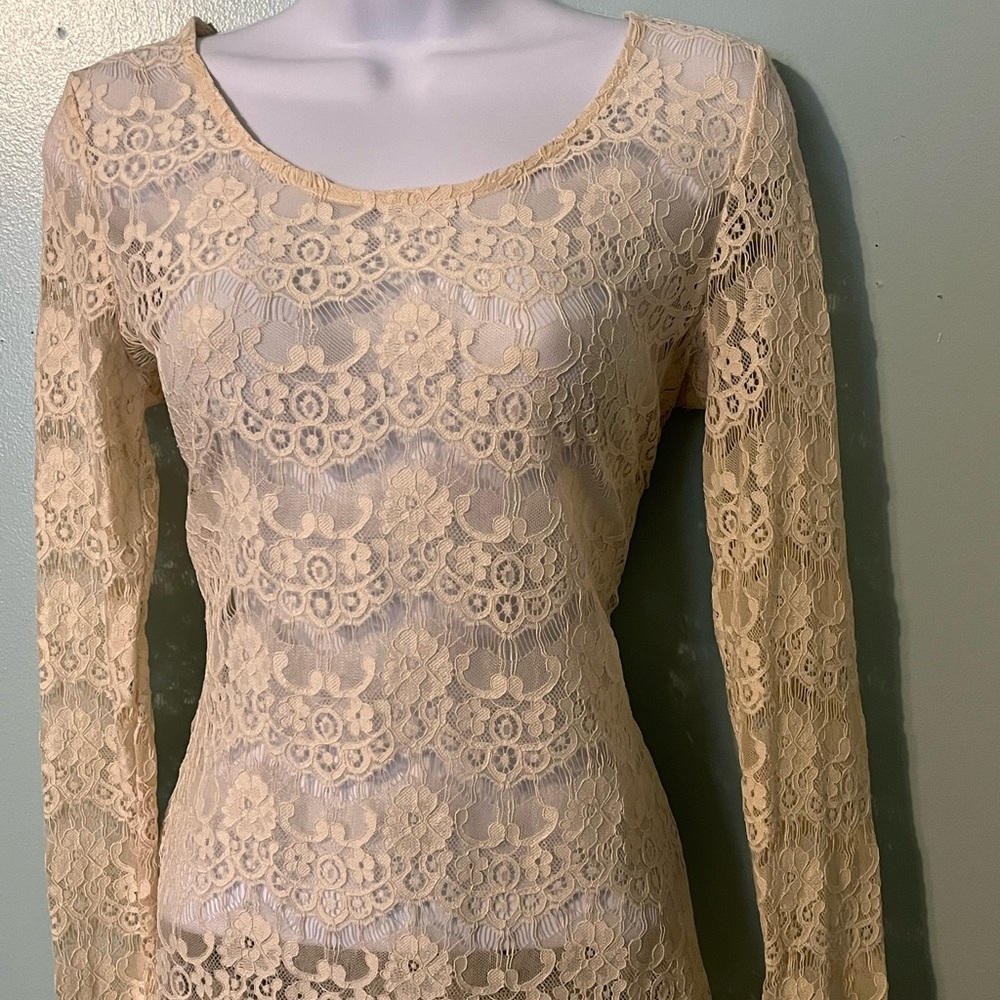 Maurice’s Lace Cream Color Keyhole Back Size Small‎
